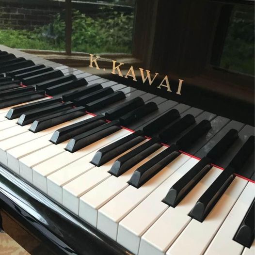 K. KAWAI GM-10 Ebony with CD player capability and Bench LOT MUS001